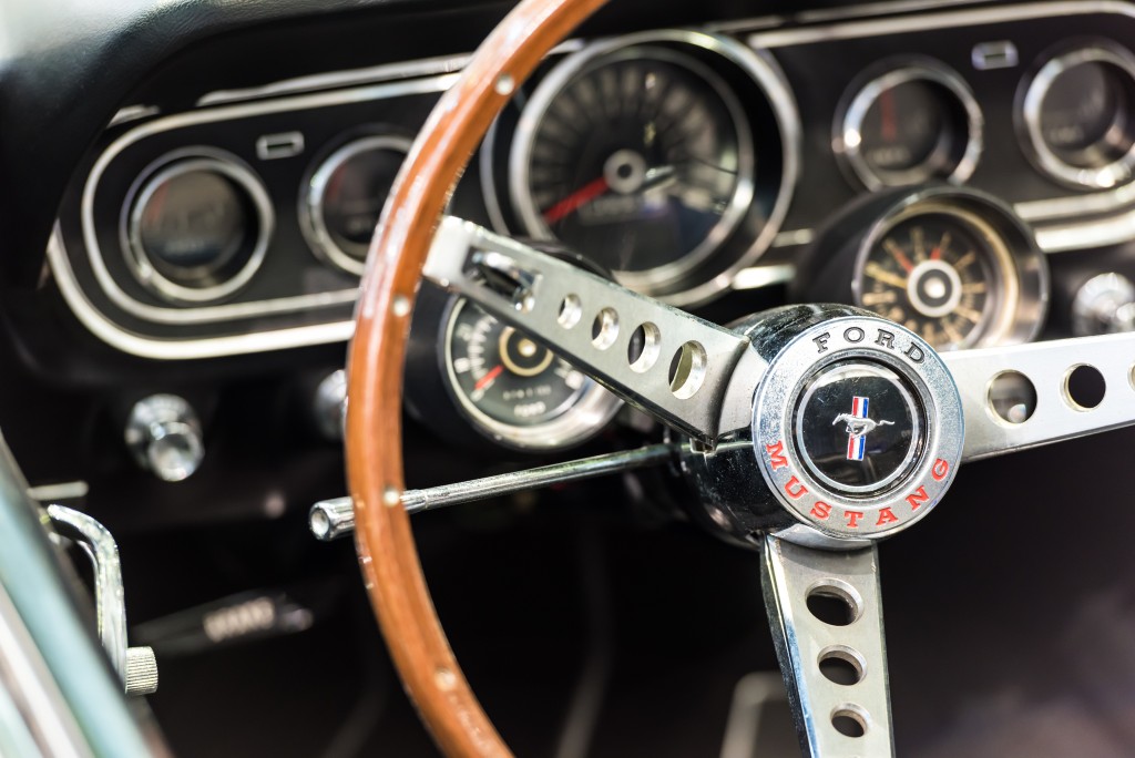 Car wheel with dashboard
